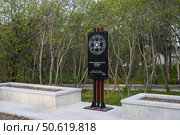 Памятник погибшим воинам ЧВК «Вагнер», мемориальный комплекс «Аллея Памяти», город Магадан, Магаданская область, Россия. На чёрной плите мемориала изображена эмблема частной военной компании «Вагнер». На эмблеме текст: «ЧВК Вагнер. Кровь. Честь. Родина. Отвага». Ниже надпись «Памяти наших братьев, погибших на СВО» и текст «Смерть – это не конец, а лишь начало чего-то другого…» и «1W9» Редакционное фото, фотограф Андрей Степанов / Фотобанк Лори