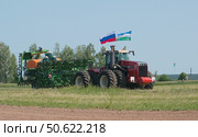 Трактор RSM 2375(ростсельмаш) с посевным комплексом Томь 10 на сабантуе в. г.Дюртюли, Башкортостан. Редакционное фото, фотограф Василий Быстрицкий / Фотобанк Лори