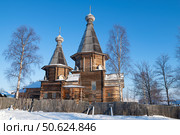 Деревянный собор Успения Пресвятой Богородицы (1711-1717гг) солнечным мартовским днем. Кемь, Карелия. Стоковое фото, фотограф Виктор Карасев / Фотобанк Лори