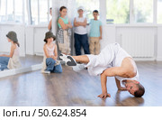 Hip-hop instructor demonstrating dance moves to tweens in studio. Стоковое фото, фотограф Яков Филимонов / Фотобанк Лори