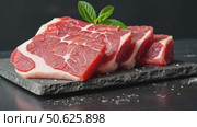 Raw beef cubes on a black stone plate with fresh mint leaves. High-quality meat for steak, barbecue, or gourmet cooking. Стоковое AI-видео, аниматор Sergey Grishin / Фотобанк Лори