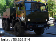 Машина технической помощи, эвакуатор МТП-А2 на шасси КамАЗ-5350 в движении на улице города, Волгоград, улица Мира, Россия (2024 год). Редакционное фото, фотограф Андрей Цыганков / Фотобанк Лори