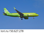 Самолет Airbus A320 (VQ-BRI) авиакомпании S7 заходит на посадку на фоне голубого неба в Сочи (2021 год). Редакционное фото, фотограф Екатерина Лызлова / Фотобанк Лори