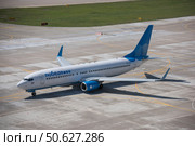 Самолет Boeing 737-800 (VQ-BAW) авиакомпании «Победа» на взлетно-посадочной полосе в Международном аэропорту Сочи (2016 год). Редакционное фото, фотограф Екатерина Лызлова / Фотобанк Лори