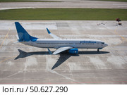 Самолет Boeing 737-800 (VQ-BTS) авиакомпании «Победа» на взлетно-посадочной полосе в Международном аэропорту Сочи. Вид сбоку. (2016 год). Редакционное фото, фотограф Екатерина Лызлова / Фотобанк Лори