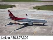 Самолет Boeing 737-800 (VP-BPI) авиакомпании Ikar двигается по взлетно-посадочной полосе в Международном аэропорту Сочи (2016 год). Редакционное фото, фотограф Екатерина Лызлова / Фотобанк Лори