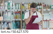 Man upset by sales data, comes up with solution. Стоковое видео, видеограф Яков Филимонов / Фотобанк Лори