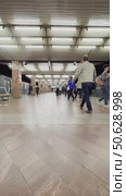 Pedestrians are moving along the platform of the metro station. Trains depart and arrive at the platforms. Russia. Moscow. 27.06.25. Редакционное видео, видеограф Ярославский Максим / Фотобанк Лори