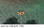 Rafting boat on summer mountain river. Стоковое видео, видеограф Михаил Коханчиков / Фотобанк Лори