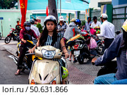 Woman on Scooter Waits in Street Traffic in Ho Chi Minh City (2024 год). Редакционное фото, фотограф Aleksandr Golubev / Фотобанк Лори