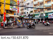 Street Crossing With Scooters and Pedestrians in Ho Chi Minh City (2024 год). Редакционное фото, фотограф Aleksandr Golubev / Фотобанк Лори