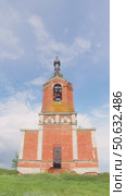 The exterior of an aged, decrepit Orthodox church stands out in the open, with a weathered cross on its roof against a cloudy sky. Стоковое видео, видеограф Strunov David / Фотобанк Лори