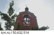 The belfry of an abandoned Orthodox church, made of brick, with a crooked cross on top. Стоковое видео, видеограф Strunov David / Фотобанк Лори