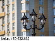 Центр города, Краснодар. Окна дома на ул. Красная, 176. Уличный фонарь. Стоковое фото, фотограф Олеся Иноземцева / Фотобанк Лори