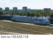 Туристический теплоход Антон Чехов перед воротами Первого шлюза канала Волга-Дон. Волгоград, канал Волга – Дон, Россия (2023 год). Редакционное фото, фотограф Андрей Цыганков / Фотобанк Лори