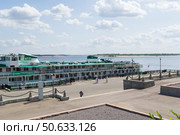 Речной трехпалубный туристический теплоход проекта 26-37 Афанасий Никитин перед отправлением в круиз по Волге.. Волгоград, Россия, Речной порт. (2023 год). Редакционное фото, фотограф Андрей Цыганков / Фотобанк Лори