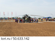 Боевой ударный вертолет Ми-28 на аэродроме, люди интересуются вертолётом. Волгоградская область, Средняя Ахтуба, Россия. (2021 год). Редакционное фото, фотограф Андрей Цыганков / Фотобанк Лори