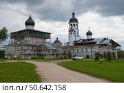 Реставрация храмов старинного Иоанно-Богословского Крыпецкого монастыря. Псковская область. Стоковое фото, фотограф Виктор Карасев / Фотобанк Лори