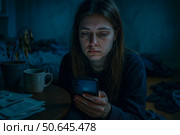 Девушка смотрит в смартфон в темной комнате. Депрессивное состояние, плохой внешний вид, усталость, апатия. Зависимость от соцсетей, прокрастинация. Стоковое AI-изображение, AI-художник Sergei Gorin / Фотобанк Лори
