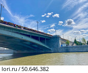 Большой Каменный мост в Москве. Вид с проплывающего под мостом кораблика по Москва-реке. Редакционное фото, фотограф Ирина Курносова / Фотобанк Лори