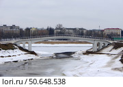 Пешеходный Монастырский мост в устье реки Тьмаки, город Тверь (2021 год). Редакционное фото, фотограф Алексей Иванов / Фотобанк Лори