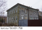 Двухэтажный жилой дом. Тверь, улица Достоевского, 9 (2021 год). Редакционное фото, фотограф Алексей Иванов / Фотобанк Лори