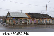 Бывшие дома причта Покровской церкви. Город Тверь, набережная реки Тьмаки, 1-2 (2021 год). Редакционное фото, фотограф Алексей Иванов / Фотобанк Лори