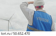 An inspection engineer oversees the operation of wind farms. Стоковое видео, видеограф Strunov David / Фотобанк Лори