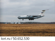 Самолёт Ил-76МД выполняет посадку в аэропорту Кольцово (Екатеринбург) в пасмурную погоду. Редакционное фото, фотограф Ильшат Абдуллин / Фотобанк Лори