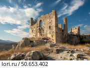Ruins of ancient castle dominating the valley landscape. Стоковое AI-изображение, AI-художник Иван Рябоконь / Фотобанк Лори