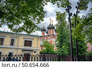 Ансамбль жилых домов Константинопольского патриаршего подворья. Москва. Июль 2025. Стоковое фото, фотограф Владимир Макеев / Фотобанк Лори