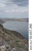 Lake Baikal. Overview vertical video of the bay at the mouth of the Anga River from the height of the coastal cliffs. Natural background. Panoramic view. Стоковое видео, видеограф Виктория Катьянова / Фотобанк Лори