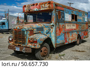 Rusty vintage bus showing decay and abandonment in a junkyard. Стоковое AI-изображение, AI-художник Иван Рябоконь / Фотобанк Лори