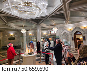 Макет мечети Кул Шариф внутри мечети. Туристы. Казань. Редакционное фото, фотограф Мария Сергеева / Фотобанк Лори