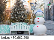 Holiday snowmen on the streets of Moscow. Christmas background with a snowman. Concept of preparation and decoration for the New Year. New Year's postcard 2026. Стоковое фото, фотограф Photojuli / Фотобанк Лори