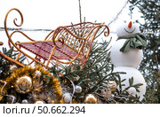 Holiday snowmen on the streets of Moscow. Christmas background with a snowman. Concept of preparation and decoration for the New Year. New Year's postcard 2026. Стоковое фото, фотограф Photojuli / Фотобанк Лори