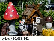 ЖКХ арт, оформление дворовой территории, мухомор. Редакционное фото, фотограф Елена Борисова / Фотобанк Лори