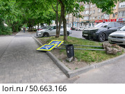 Лежащие на земле дорожные знаки на улице города Пятигорска. Редакционное фото, фотограф Лариса Веселова / Фотобанк Лори