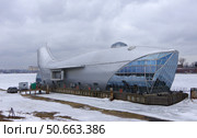 Плавучий ресторан "Серебряный кит" (бывший дебаркадер ДЖ-39). Река Нева. Санкт-Петербург, проспект Обуховской Обороны (2021 год). Редакционное фото, фотограф Алексей Иванов / Фотобанк Лори