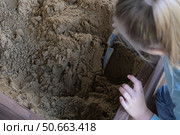 Девочка играет в археолога и ищет в песке фрагменты старых вещей. Стоковое фото, фотограф Терехова Марина / Фотобанк Лори