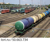 Вагоны-цистерны на сортировочной железнодорожной станции. Москва (2020 год). Редакционное фото, фотограф Елена Орлова / Фотобанк Лори