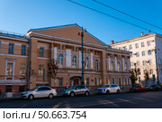Voronezh, Russia, September 16, 2024: The Governor's House on the central street, Revolution Avenue, against the blue sky. Редакционное фото, фотограф Катерина Белякина / Фотобанк Лори