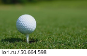 Golf Ball on a Tee in Vibrant Grass Under a Clear Sky, Perfect for Golf Enthusiasts and Promotions. Стоковое AI-видео, аниматор Sergey Grishin / Фотобанк Лори