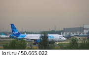 Jazeera Airways is a Kuwaiti airline. Редакционное видео, видеограф Игорь Жоров / Фотобанк Лори