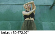 Attractive gen z young woman dancing contemporary dance against green background. Стоковое видео, видеограф Маргарита Кирьякова / Фотобанк Лори