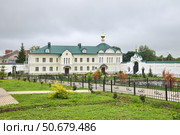 Кельи западные (1866 г. - 1887 г.). Церковь иконы Божией Матери "Достойно есть" (2 этаж), церковь Казанской иконы Божией Матери (1 этаж) в Богоявленском монастыре в Угличе. Ярославская область, Россия (2024 год). Стоковое фото, фотограф Елена Коромыслова / Фотобанк Лори