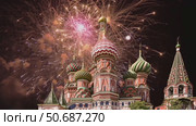 Temple of Basil the Blessed and fireworks in honor of Victory Day celebration (WWII), Red Square, Moscow, Russia. with zoom. Стоковое видео, видеограф Владимир Журавлев / Фотобанк Лори