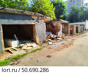 Снос старых  гаражей в Москве. Лето (2024 год). Редакционное фото, фотограф Ирина Терентьева / Фотобанк Лори