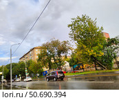 Городская улица после дождя. Москва, Башиловская улица. Мокрая дорога (2024 год). Редакционное фото, фотограф Ирина Терентьева / Фотобанк Лори
