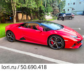 Красный спортивный автомобиль Lamborghini Huracán на парковке (2024 год). Редакционное фото, фотограф Ирина Терентьева / Фотобанк Лори